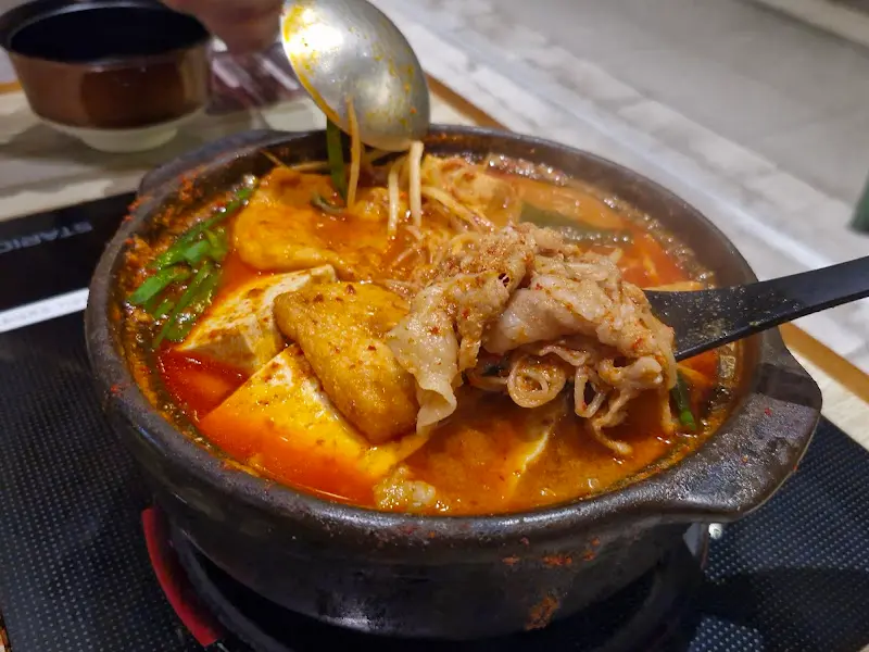 전골을 뜨는 모습