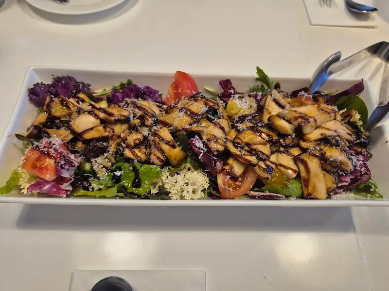 신선한 채소와 리코타 치즈가 조화로운 샐러드