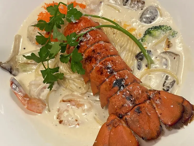 랍스터 한 마리가 통째로 올라간 랍스터 오일 파스타