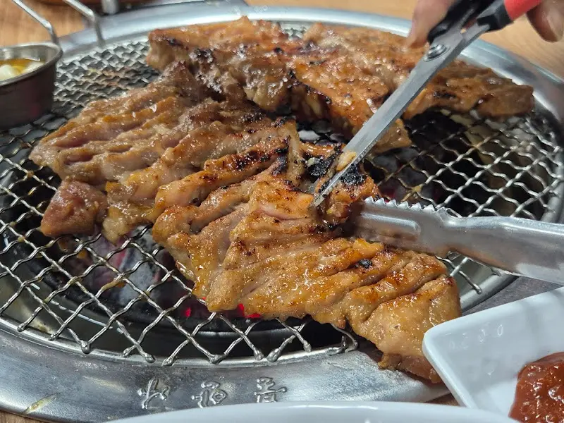 갈비를 자르는 모습