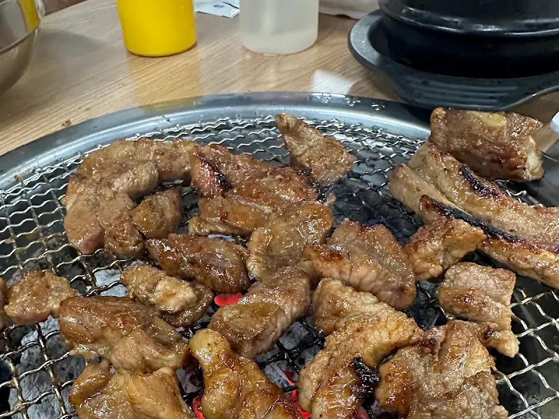 숯불 위에 구워지는 갈비