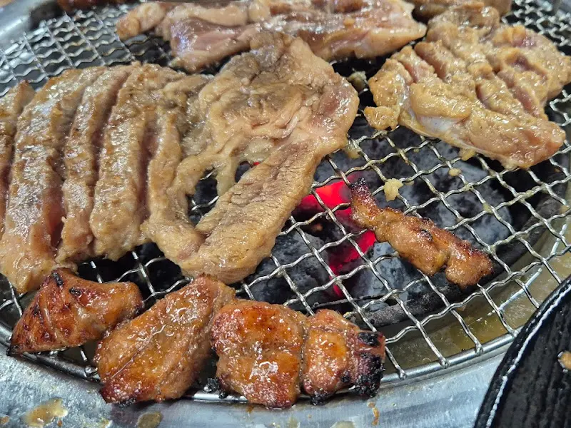 숯불 위에 익어가는 갈비