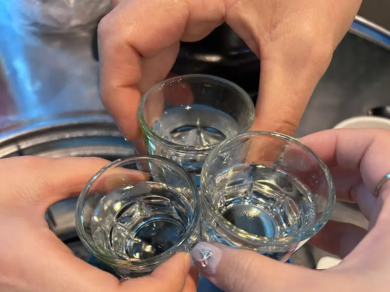 술잔을 부딪히는 모습