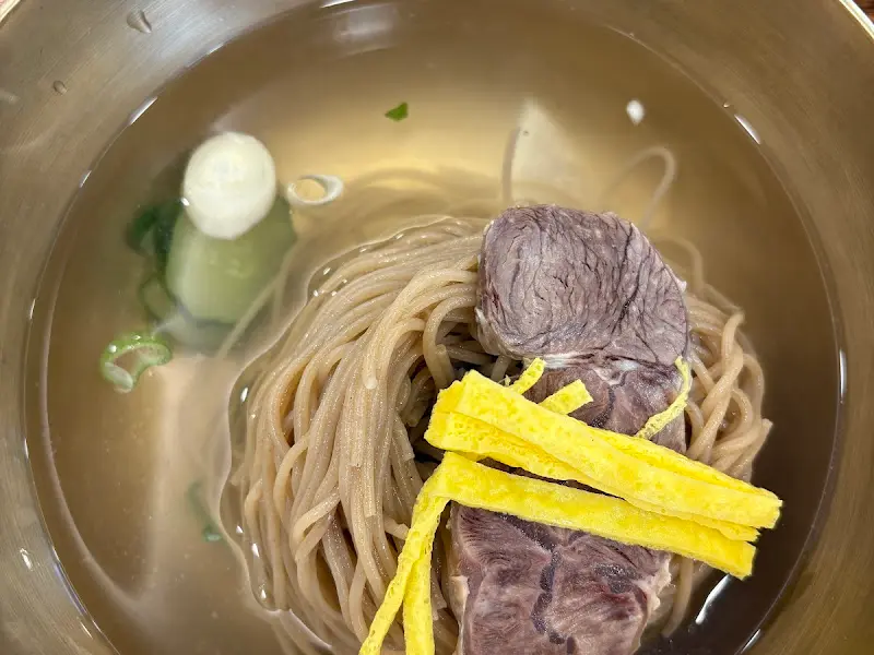 냉면 속 쇠고기 고명의 자태