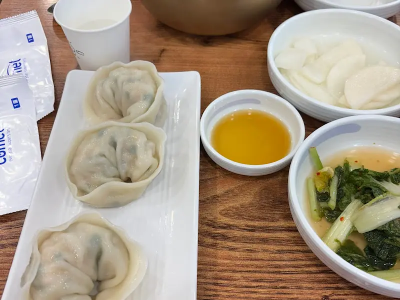 곁들임 반찬과 함께 나온 만두