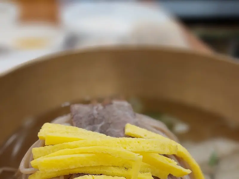 냉면 고명의 섬세한 디테일