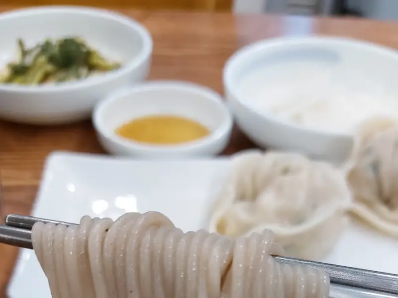 젓가락으로 들어올린 메밀면