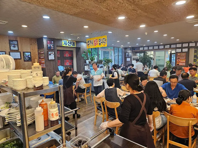 많은 손님들로 북적이는 식당
