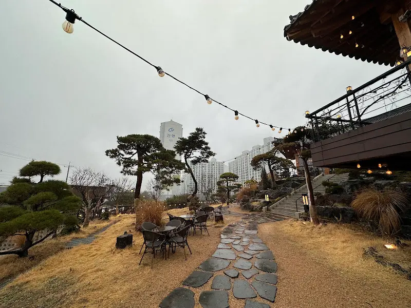 밤에 빛나는 베이커리 궁 외부 테이블