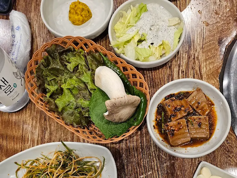 갈비집의 다양한 밑반찬