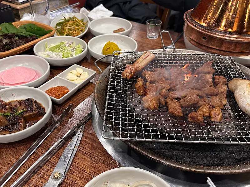 숯불 위에서 구워지는 갈비