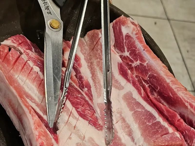 갈비를 자르는 모습