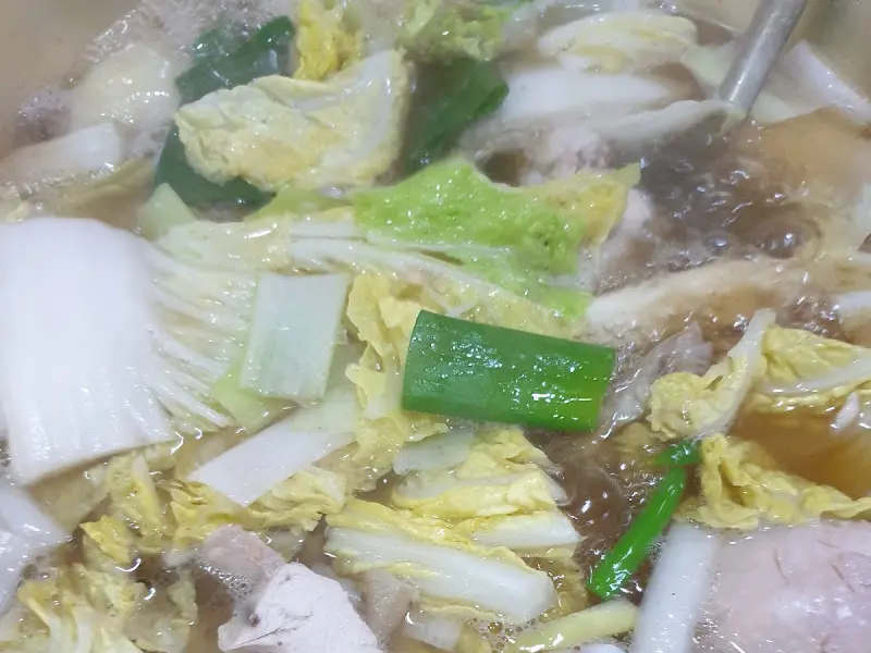 닭고기와 채소가 어우러진 모습