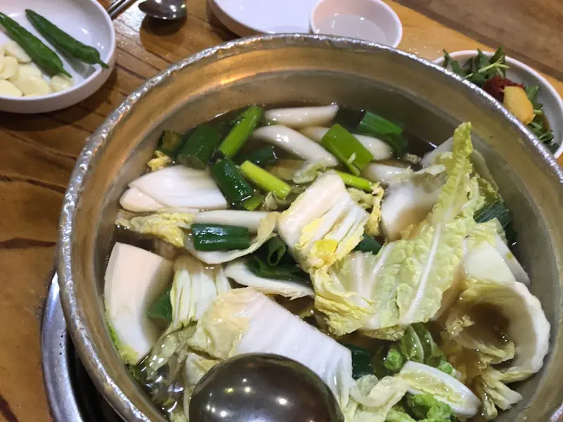 냄비 안에서 끓고 있는 닭한마리