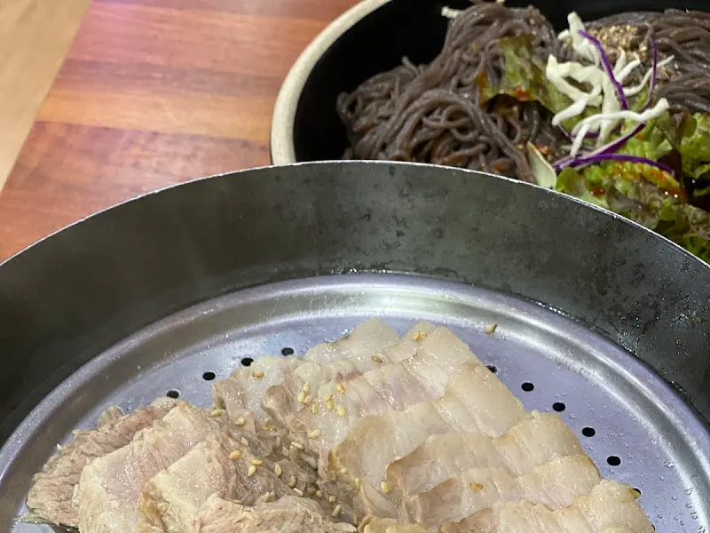 윤기가 좔좔 흐르는 보쌈