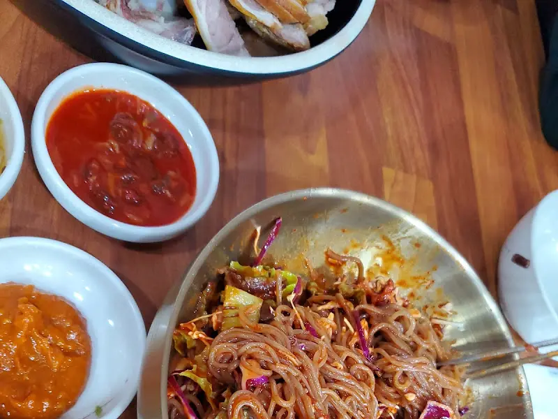 깨끗하게 비워진 접시