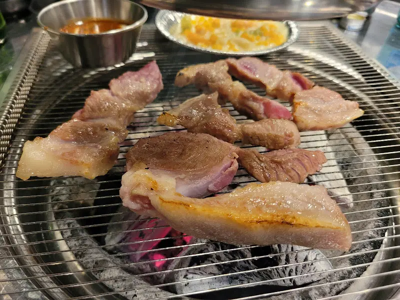 숯불 위에서 익어가는 고기