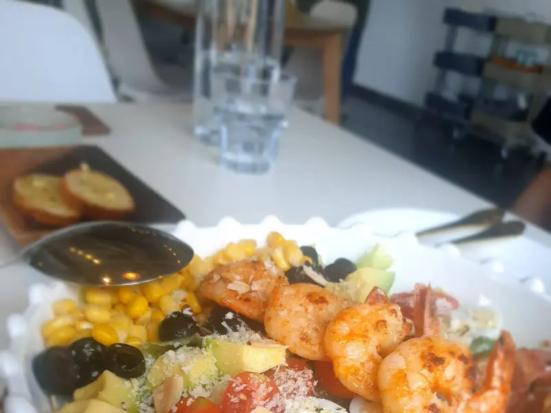 콥 샐러드의 다양한 재료들이 색색깔로 담겨 있다.