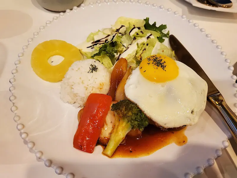 스테이크와 밥, 샐러드가 함께 담겨 있는 플레이트.