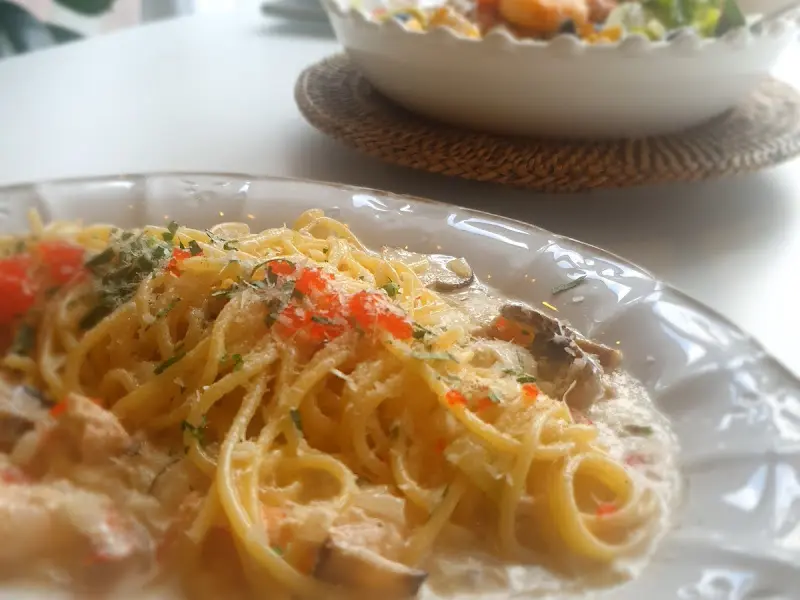 테이블 위에 놓인 파스타와 샐러드.