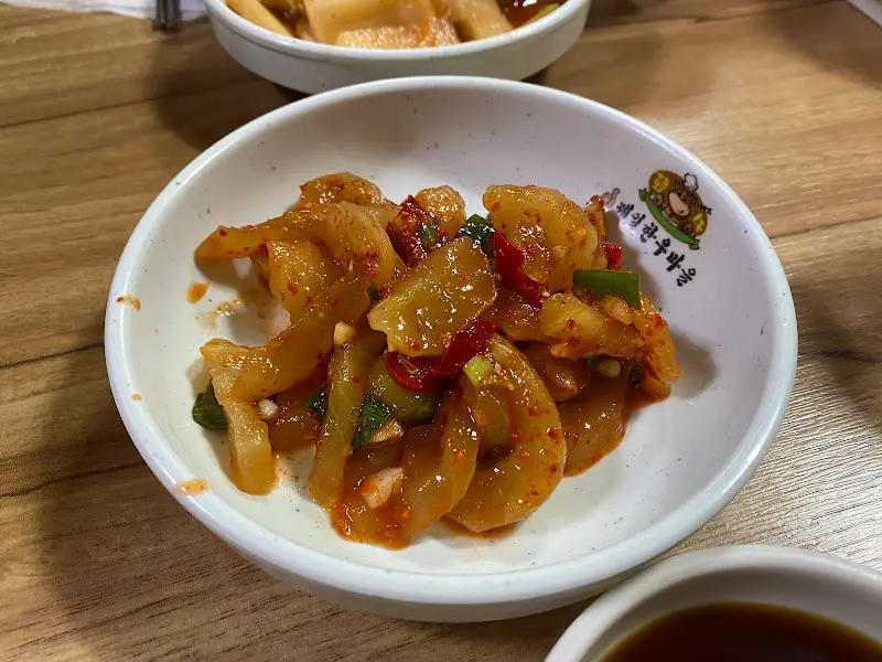 정갈하게 담긴 반찬