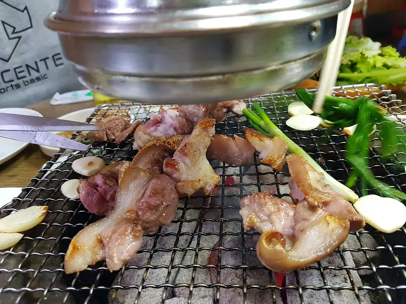 숯불 위에 구워지는 돼지고기