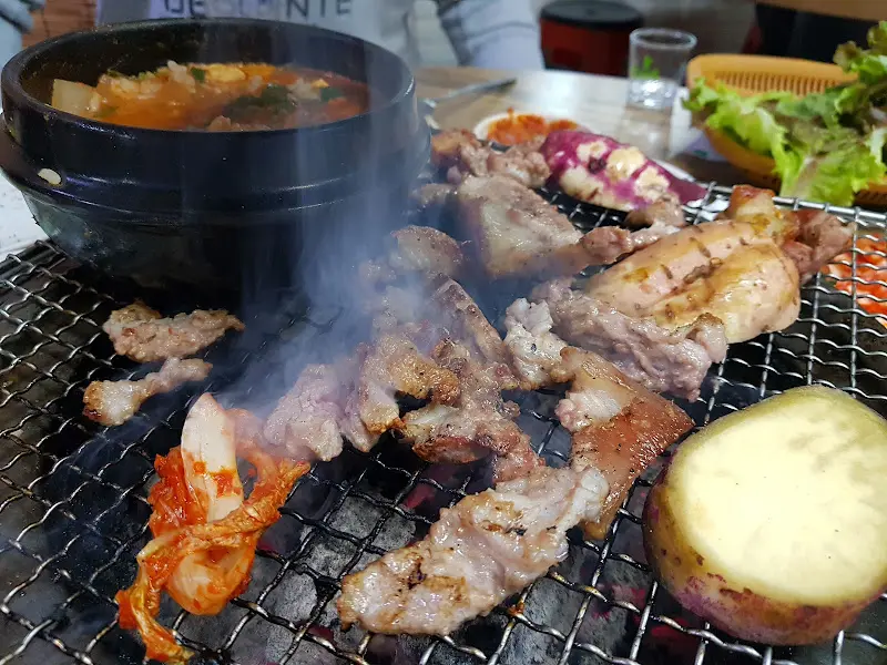 된장찌개와 구워진 고기