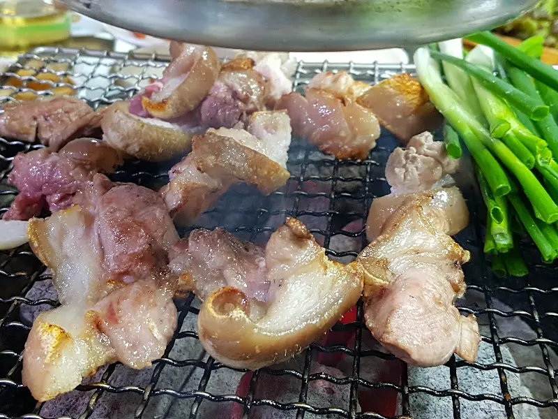 숯불 위에 익어가는 족발구이