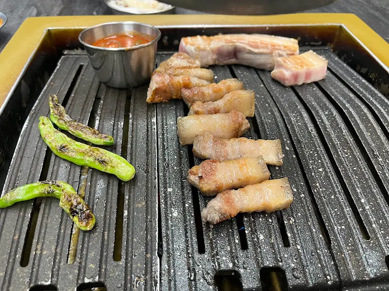 먹기 좋게 잘린 흑돼지