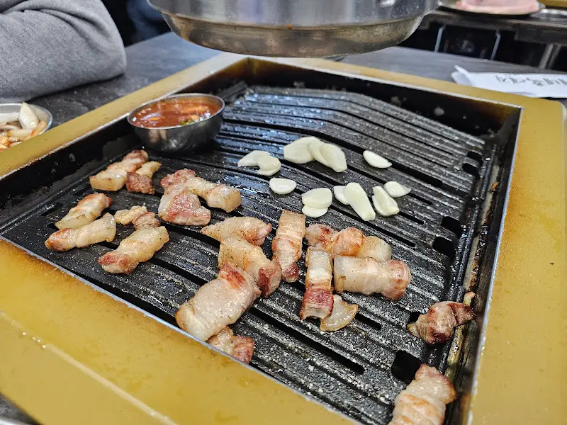 마늘과 함께 구워먹는 흑돼지
