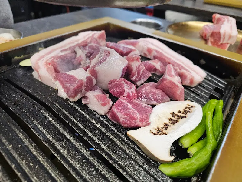 두툼한 흑돼지 근고기