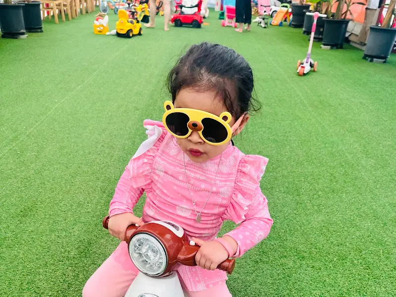 양주르에서 즐거운 시간을 보내는 아이