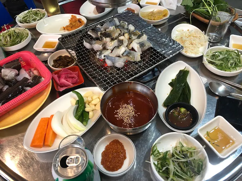 다채로운 곁들임 메뉴와 곰장어