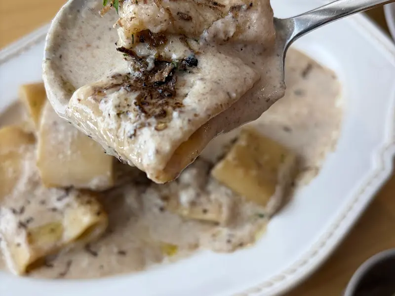 한우라구라자냐롤 근접샷