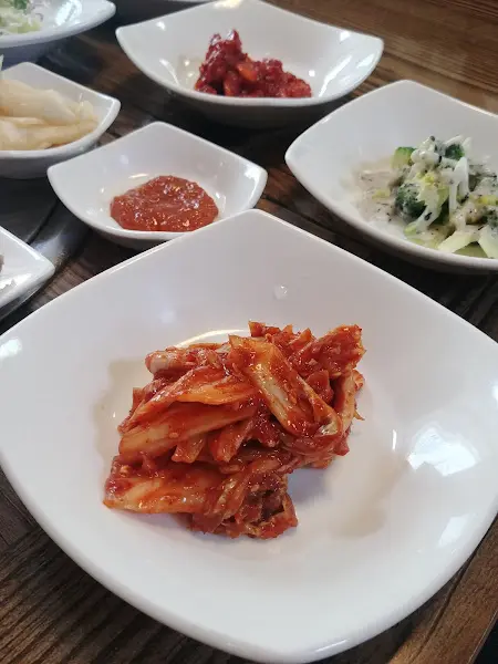 정갈하게 담겨 나온 김치의 모습