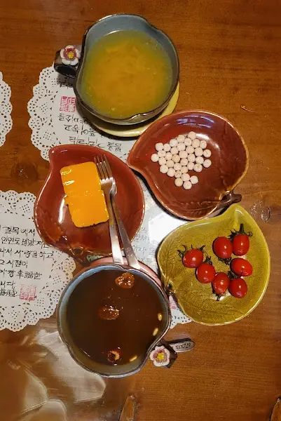 정갈하게 담겨 나온 후식의 모습