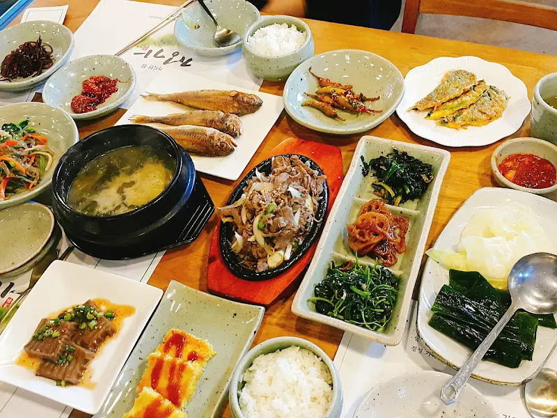 한상 가득 차려진 고풍정 특정식의 모습