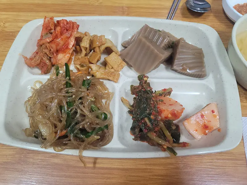 다채로운 반찬들