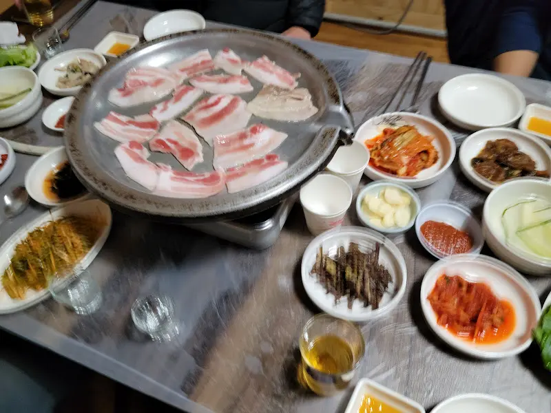 냉삼겹살과 밑반찬 한 상 차림