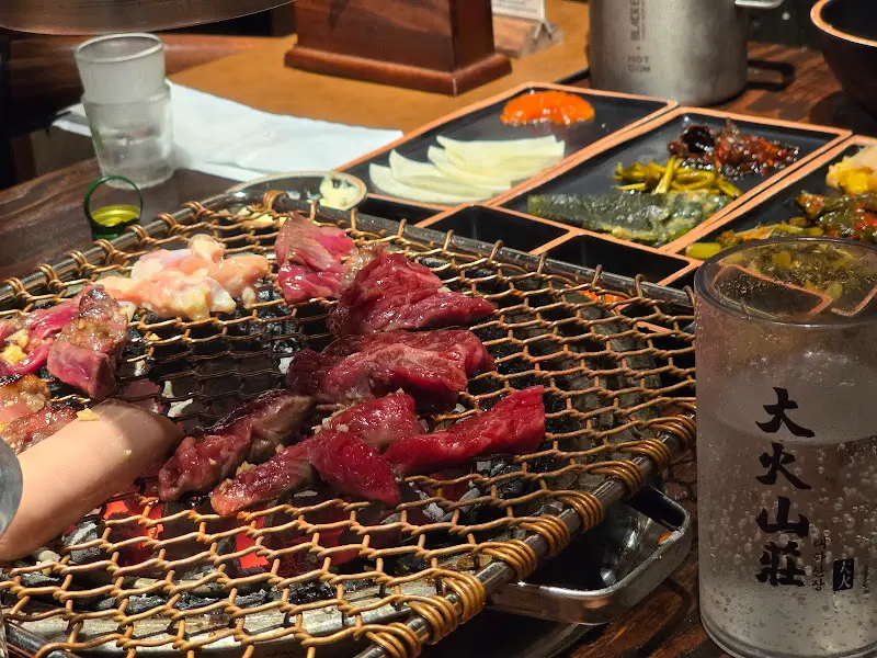 숯불 위에서 익어가는 소고기