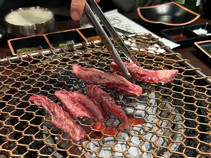 소고기를 굽는 모습