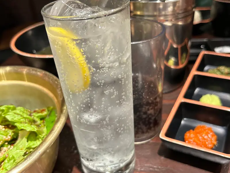 하이볼과 곁들임 메뉴