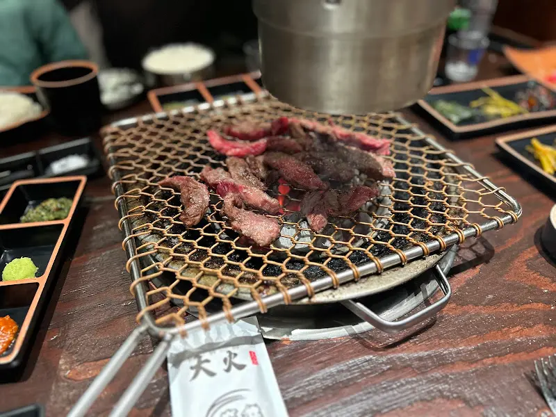 숯불에 구워진 소고기