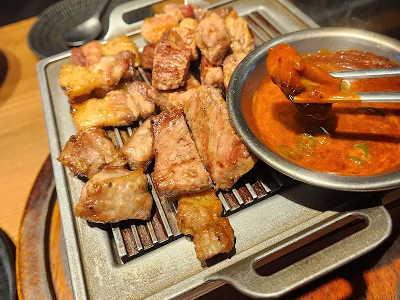 철판 위에 올려진 흑돼지 삼겹살