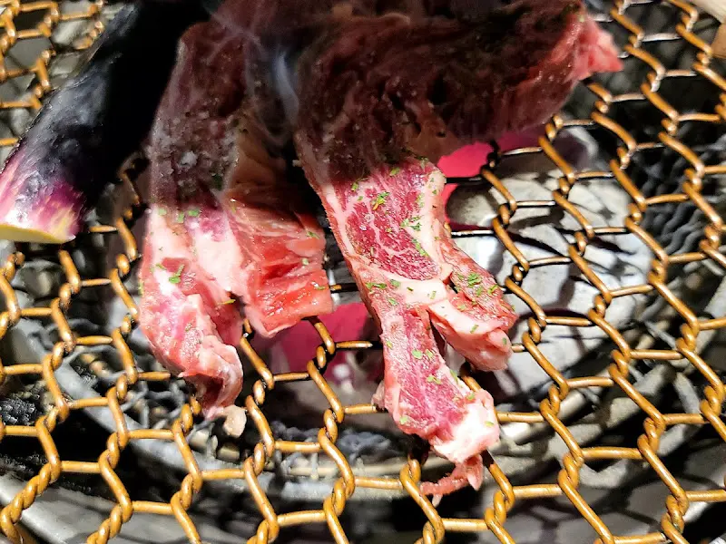 숯불 위에서 구워지는 와규 새우살