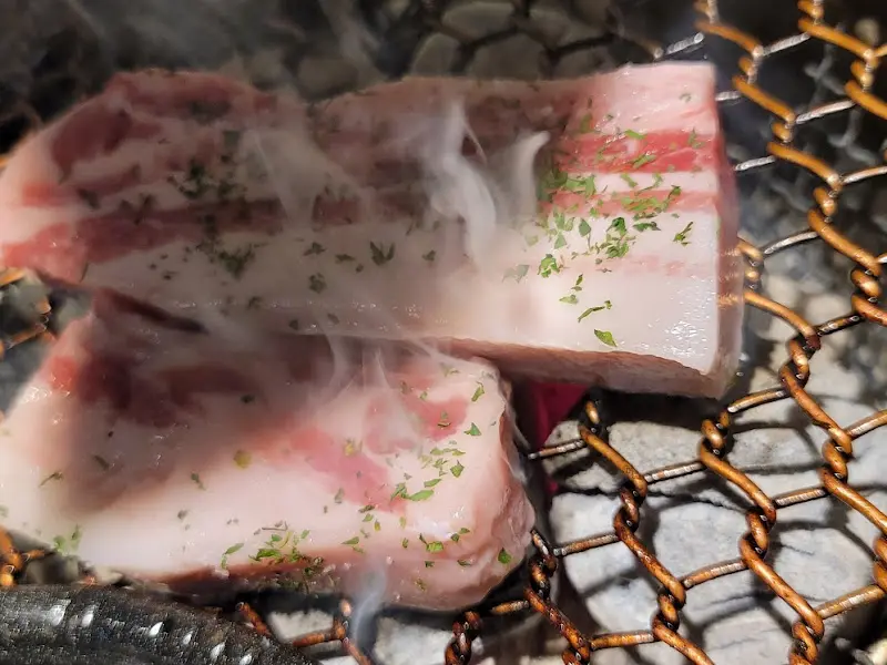 숯불 위에서 익어가는 흑돼지 삼겹살