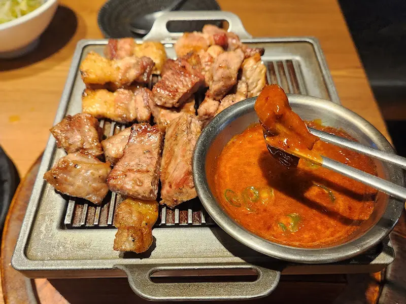 맛있는 흑돼지 삼겹살 한 점