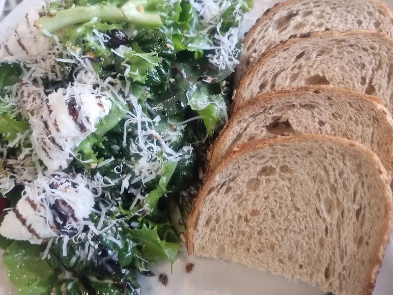 샐러드와 빵