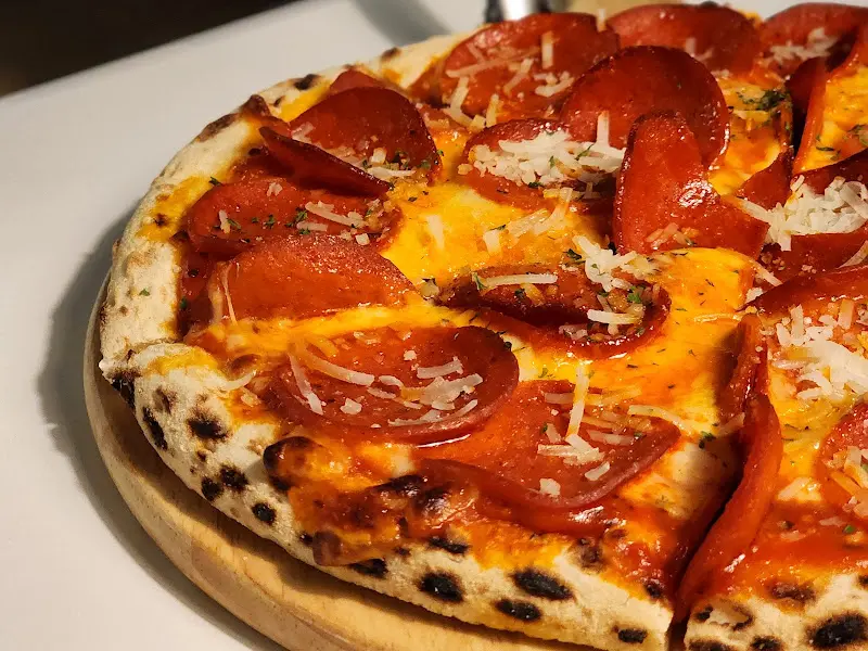 투파인드피터 페퍼로니 피자 근접샷