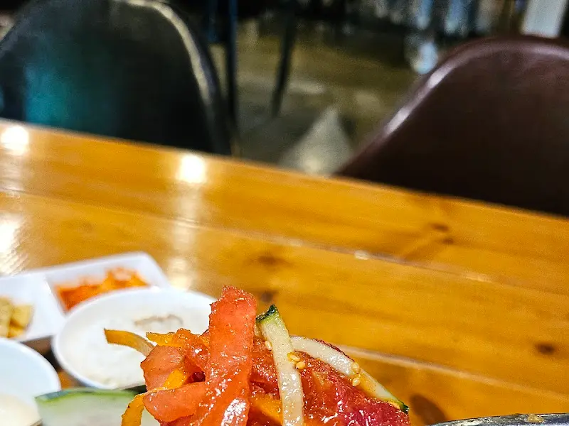 물회와 함께 제공되는 밑반찬